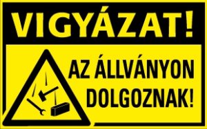 Vigyázat! Az állványon dolgoznak!